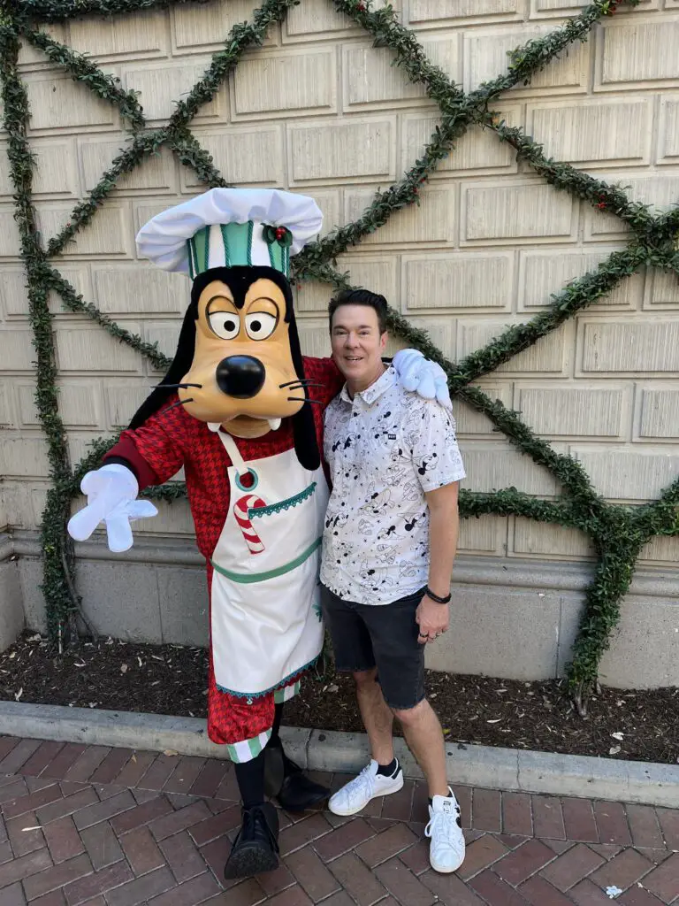 Mickey Mouse and Friends Debut New Costumes for the Holidays at Disneyland Park - Goofy